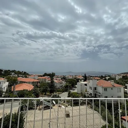 Full Deniz Manzarasina Sahip Cati Kati Dairesi